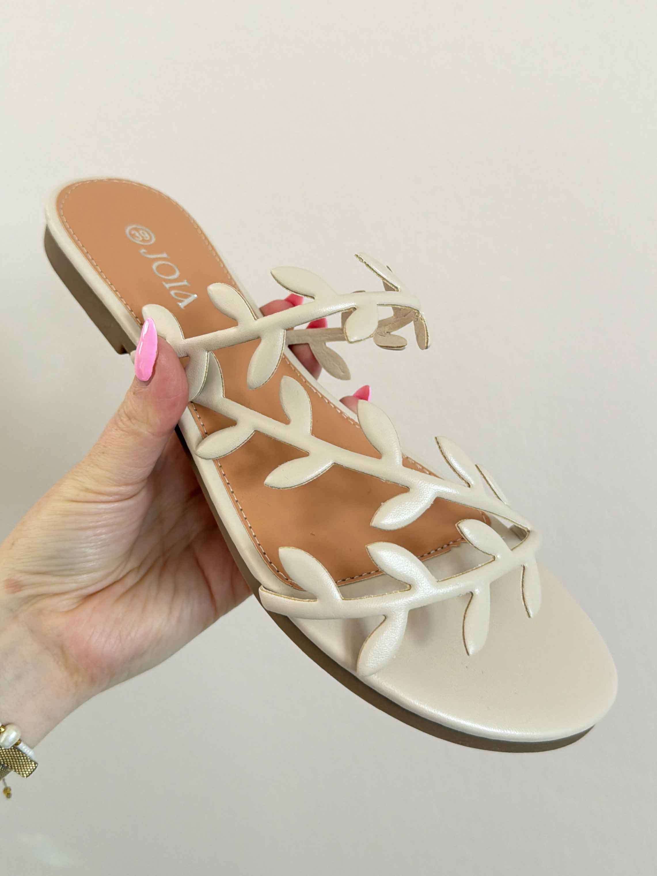 Estra - Sandal med remme formet som fine grene med blade